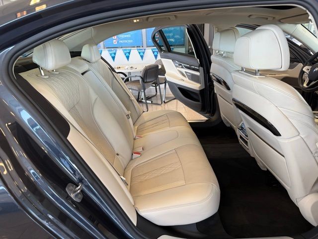 BMW 7 Series Vehicle Full-screen Gallery Image 26