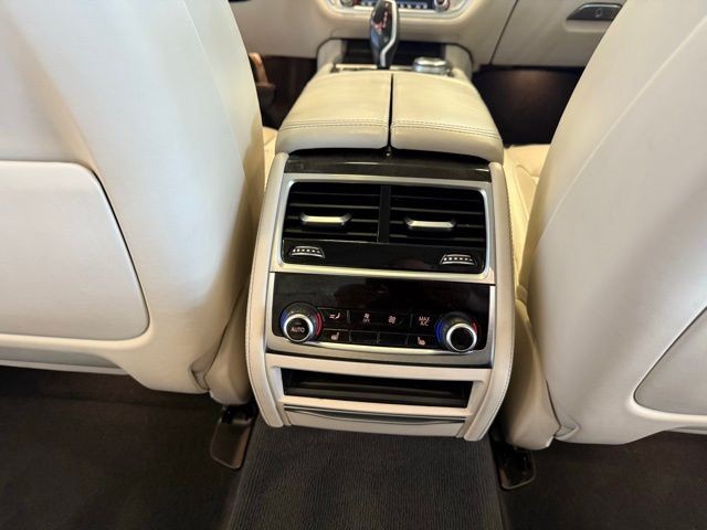 BMW 7 Series Vehicle Full-screen Gallery Image 27