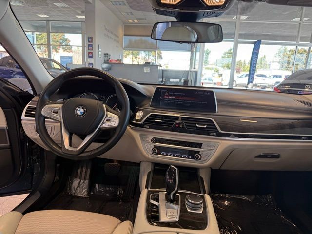 BMW 7 Series Vehicle Full-screen Gallery Image 28