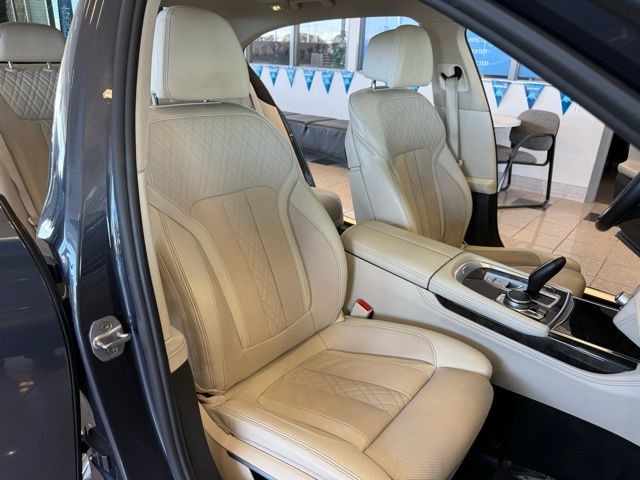 BMW 7 Series Vehicle Full-screen Gallery Image 30