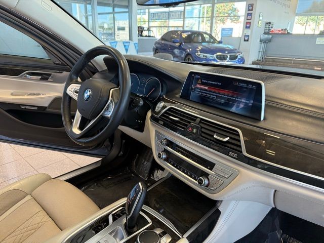 BMW 7 Series Vehicle Full-screen Gallery Image 31