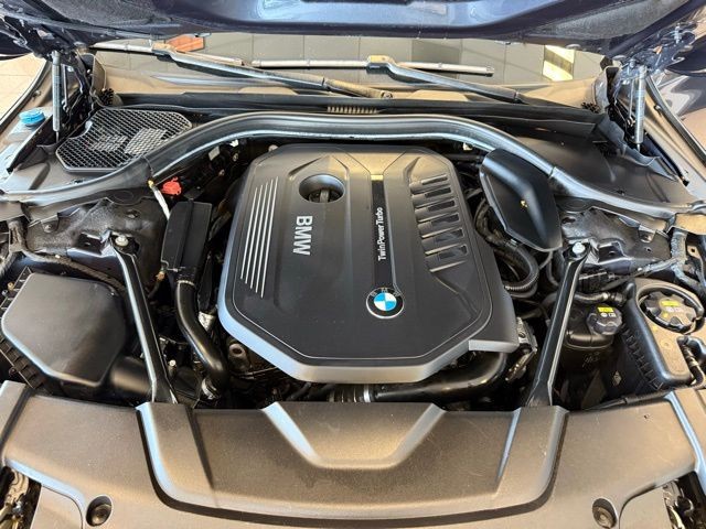 BMW 7 Series Vehicle Full-screen Gallery Image 32