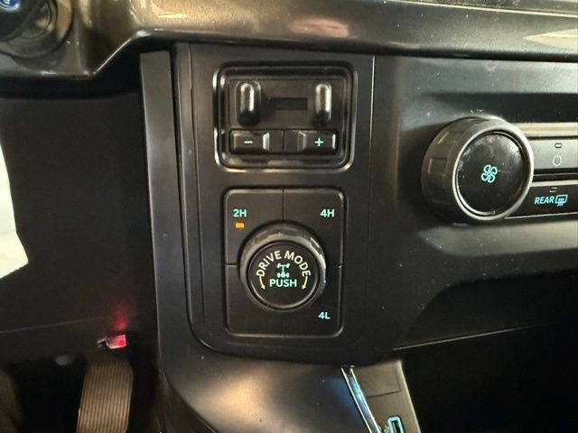 Ford F-150 Vehicle Full-screen Gallery Image 17