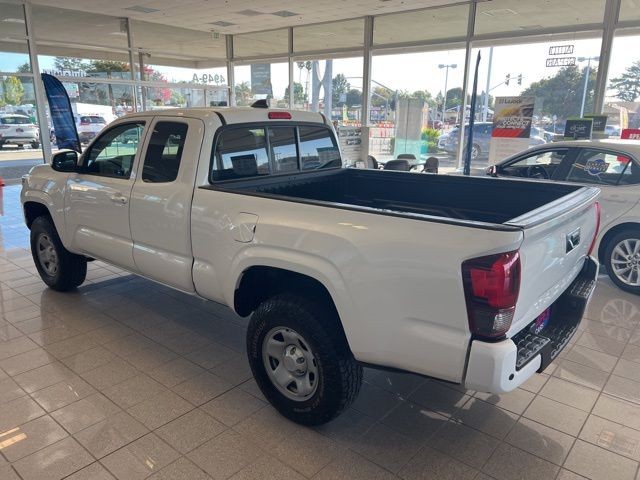 Toyota Tacoma 2WD Vehicle Full-screen Gallery Image 11