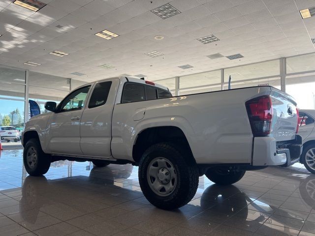Toyota Tacoma 2WD Vehicle Full-screen Gallery Image 12