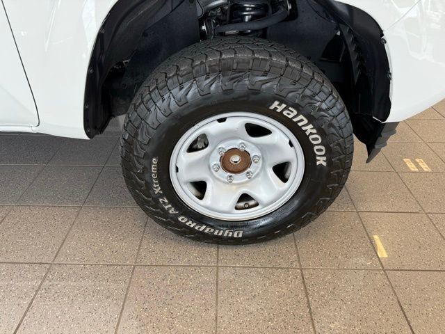 Toyota Tacoma 2WD Vehicle Full-screen Gallery Image 21