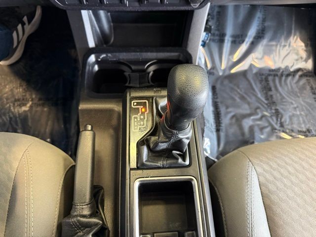 Toyota Tacoma 2WD Vehicle Full-screen Gallery Image 27