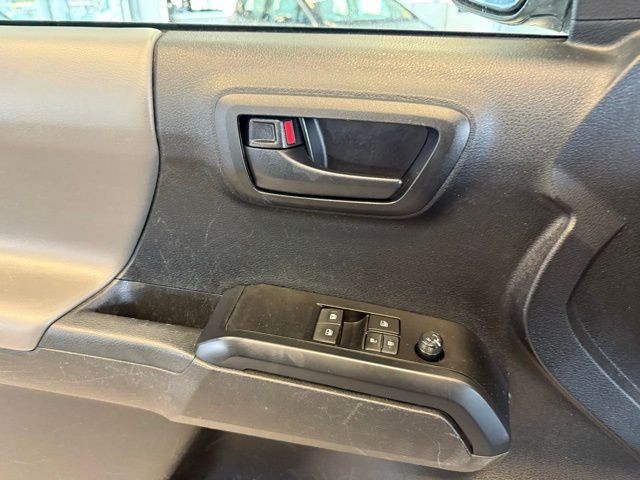 Toyota Tacoma 2WD Vehicle Full-screen Gallery Image 30