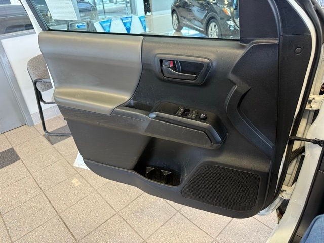 Toyota Tacoma 2WD Vehicle Full-screen Gallery Image 31