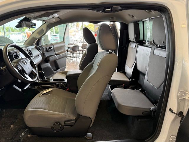 Toyota Tacoma 2WD Vehicle Full-screen Gallery Image 32