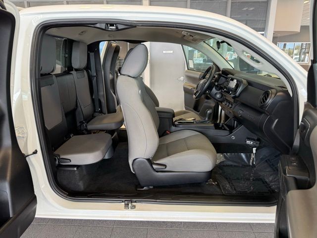 Toyota Tacoma 2WD Vehicle Full-screen Gallery Image 34