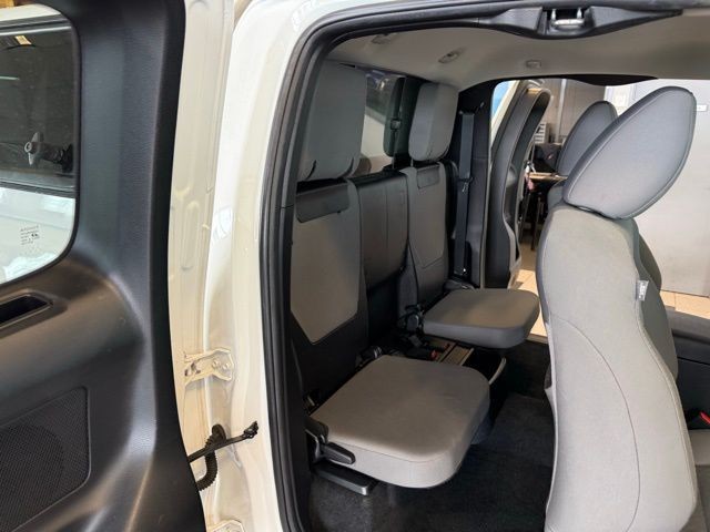 Toyota Tacoma 2WD Vehicle Full-screen Gallery Image 35