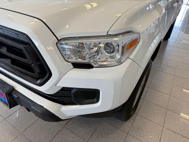 Toyota Tacoma 2WD Vehicle Full-screen Gallery Image 17