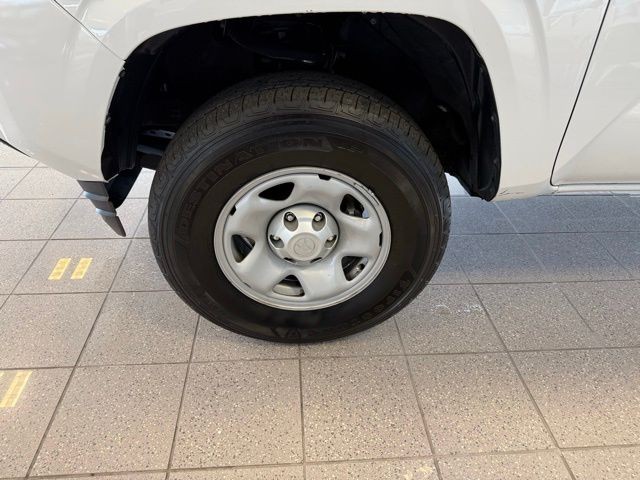 Toyota Tacoma 2WD Vehicle Full-screen Gallery Image 19