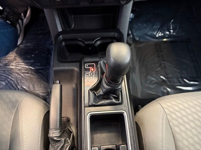 Toyota Tacoma 2WD Vehicle Full-screen Gallery Image 24