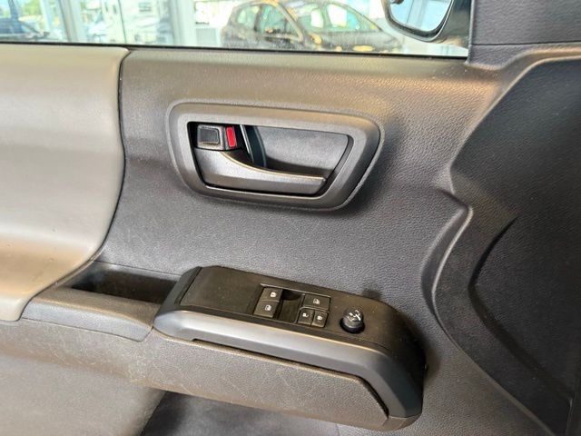 Toyota Tacoma 2WD Vehicle Full-screen Gallery Image 27