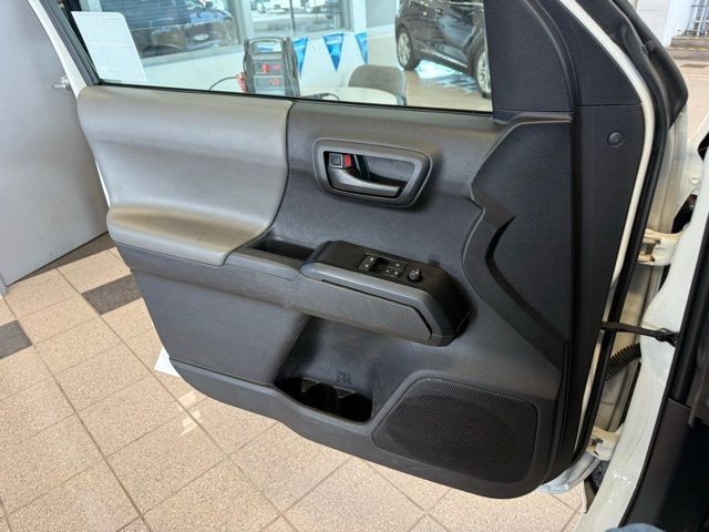 Toyota Tacoma 2WD Vehicle Full-screen Gallery Image 28