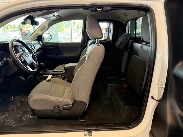 Toyota Tacoma 2WD Vehicle Full-screen Gallery Image 29