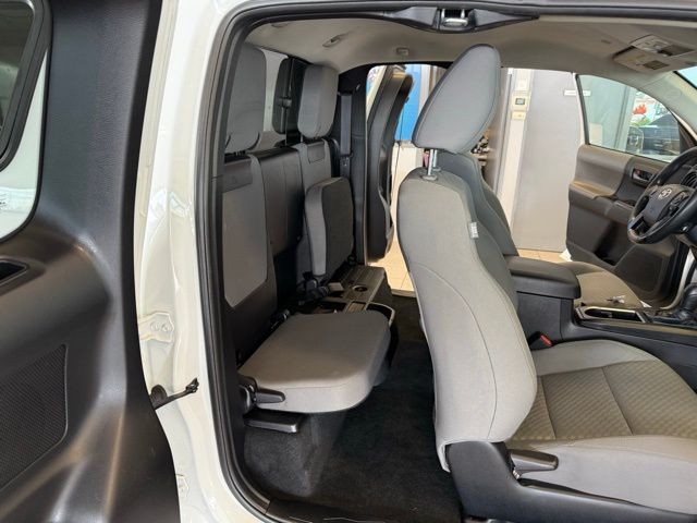 Toyota Tacoma 2WD Vehicle Full-screen Gallery Image 30