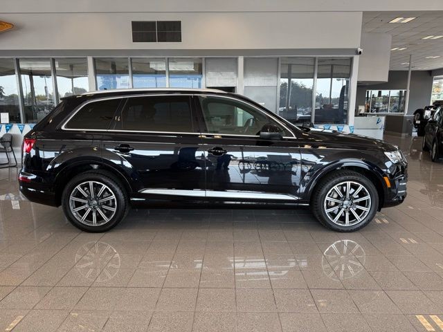 Audi Q7 Vehicle Full-screen Gallery Image 02