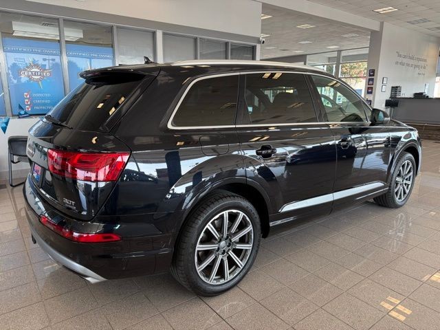 Audi Q7 Vehicle Full-screen Gallery Image 03