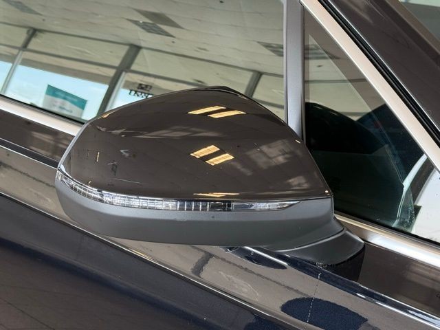 Audi Q7 Vehicle Full-screen Gallery Image 12