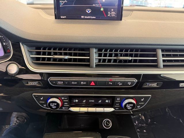 Audi Q7 Vehicle Full-screen Gallery Image 17