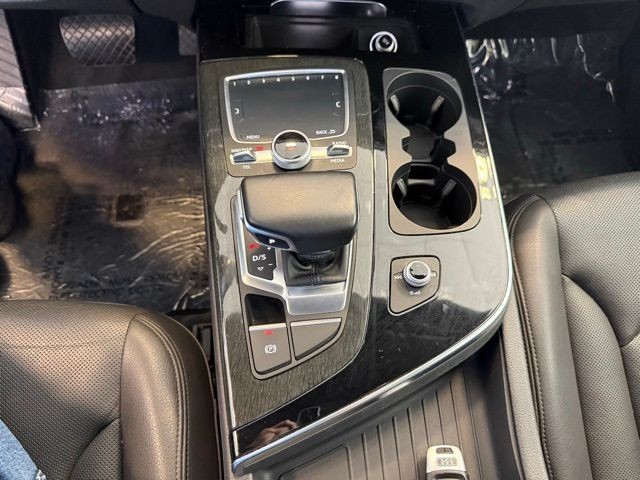 Audi Q7 Vehicle Full-screen Gallery Image 18
