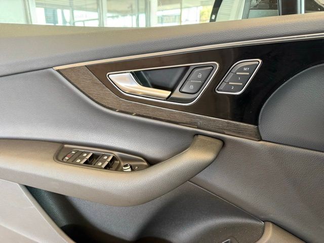 Audi Q7 Vehicle Full-screen Gallery Image 22