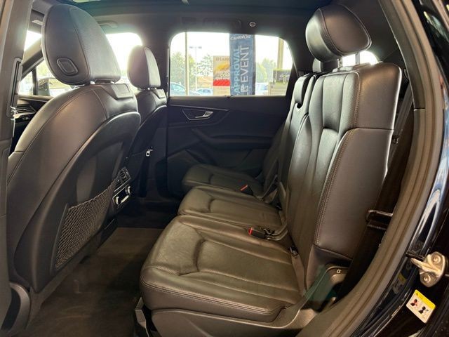 Audi Q7 Vehicle Full-screen Gallery Image 24