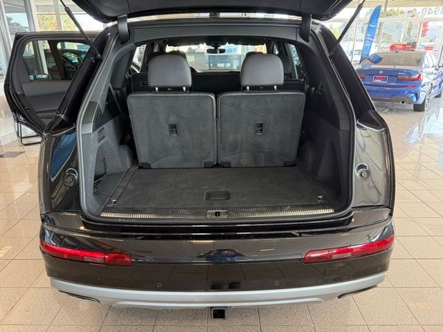 Audi Q7 Vehicle Full-screen Gallery Image 25