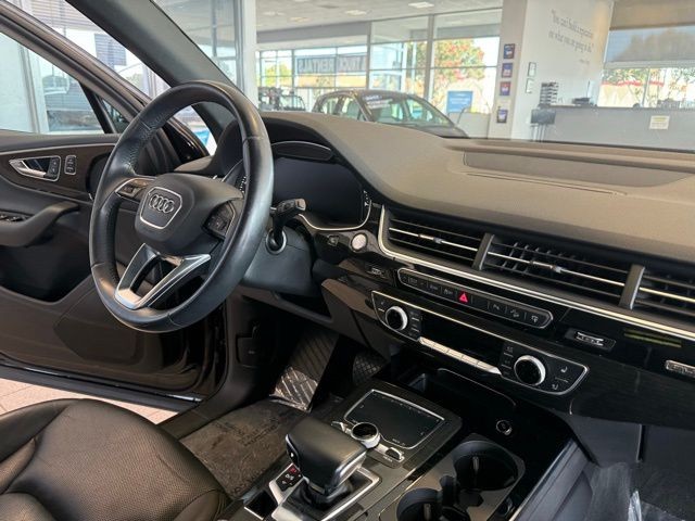 Audi Q7 Vehicle Full-screen Gallery Image 30