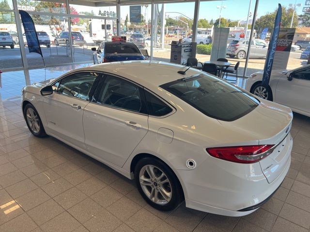 Ford Fusion Hybrid Vehicle Full-screen Gallery Image 10