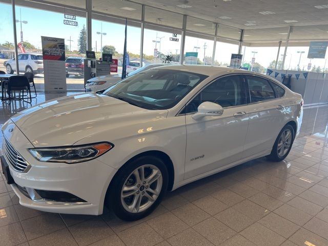 Ford Fusion Hybrid Vehicle Full-screen Gallery Image 12