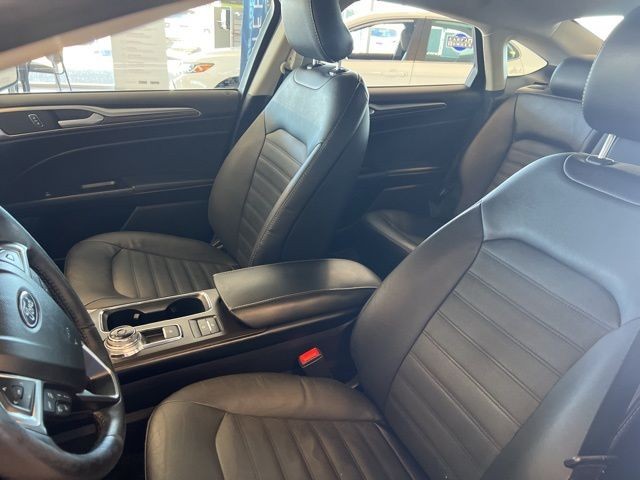 Ford Fusion Hybrid Vehicle Full-screen Gallery Image 17