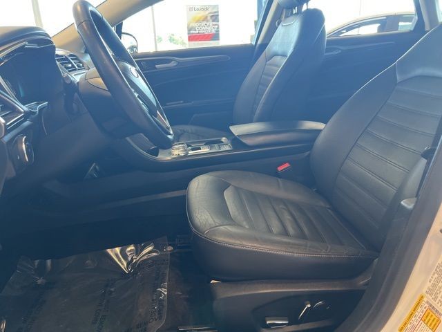 Ford Fusion Hybrid Vehicle Full-screen Gallery Image 18