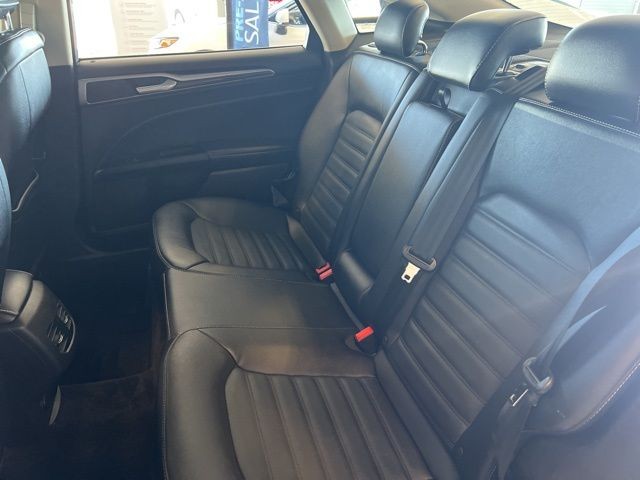 Ford Fusion Hybrid Vehicle Full-screen Gallery Image 19