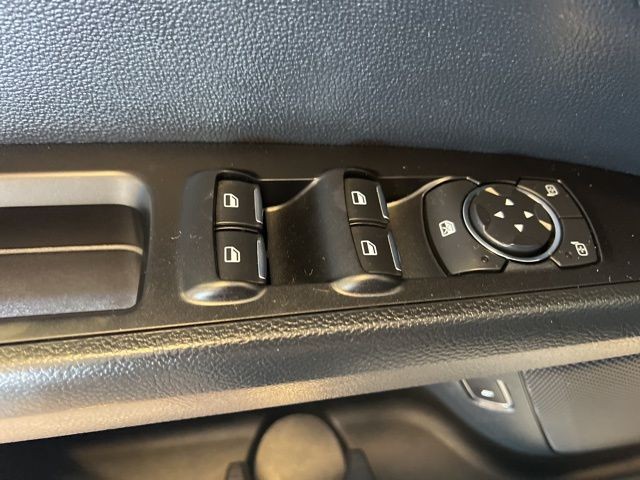 Ford Fusion Hybrid Vehicle Full-screen Gallery Image 30