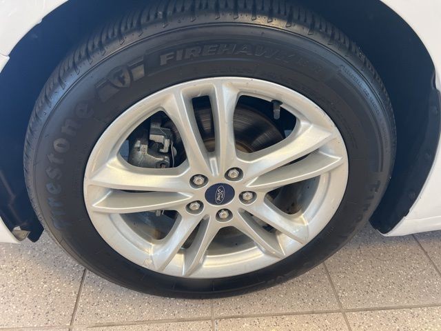 Ford Fusion Hybrid Vehicle Full-screen Gallery Image 32