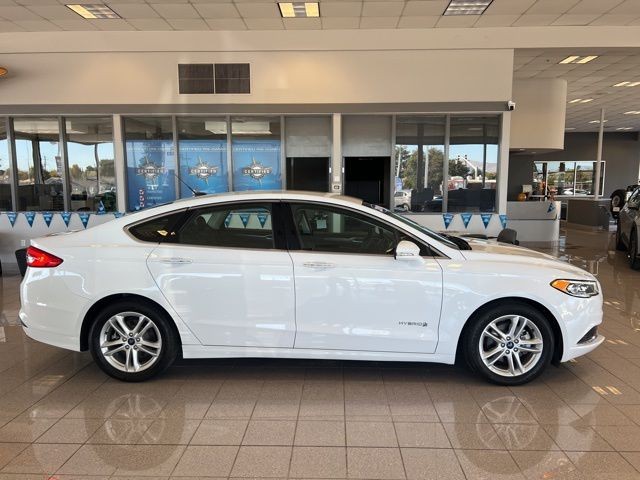 Ford Fusion Hybrid Vehicle Full-screen Gallery Image 04