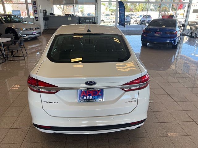 Ford Fusion Hybrid Vehicle Full-screen Gallery Image 08