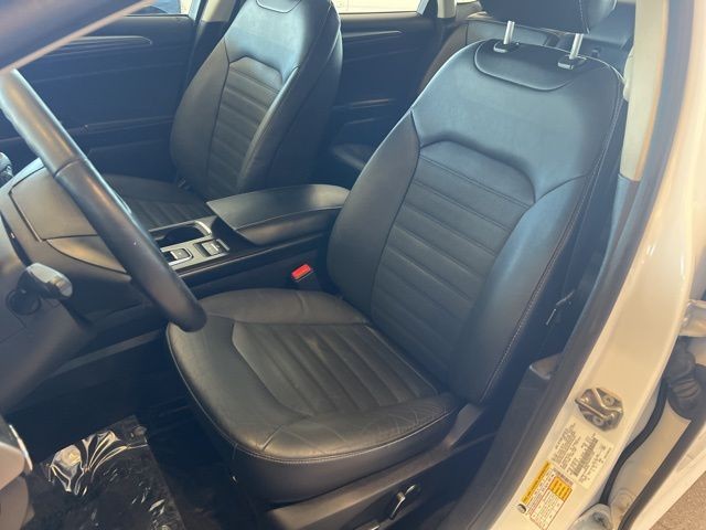 Ford Fusion Hybrid Vehicle Full-screen Gallery Image 14