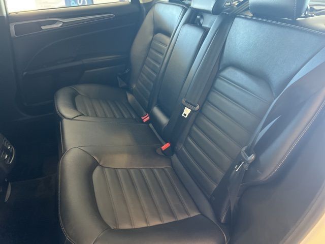 Ford Fusion Hybrid Vehicle Full-screen Gallery Image 15