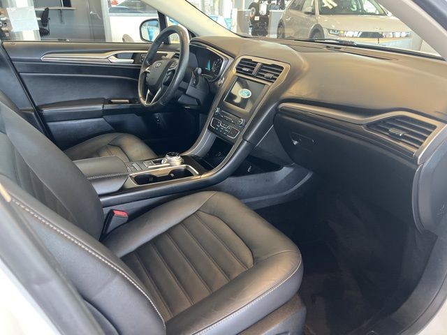 Ford Fusion Hybrid Vehicle Full-screen Gallery Image 16