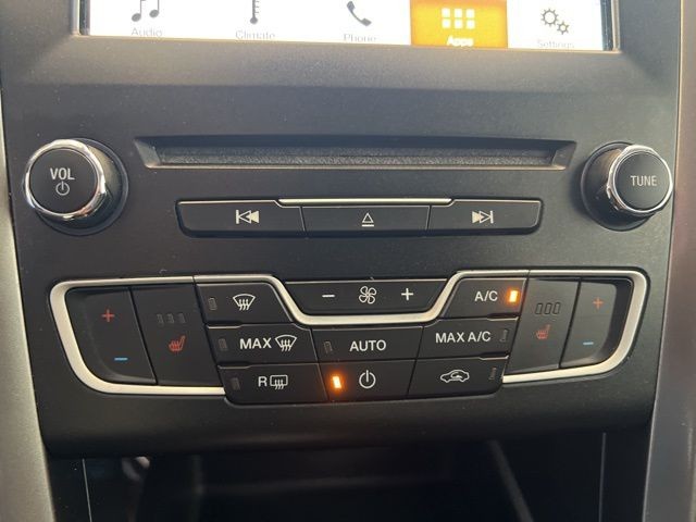 Ford Fusion Hybrid Vehicle Full-screen Gallery Image 23