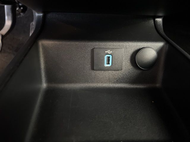 Ford Fusion Hybrid Vehicle Full-screen Gallery Image 24
