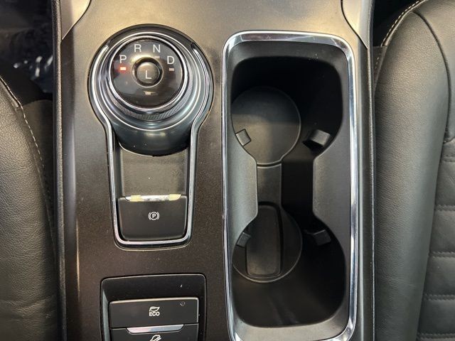 Ford Fusion Hybrid Vehicle Full-screen Gallery Image 25
