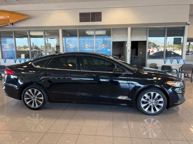 Ford Fusion Vehicle Full-screen Gallery Image 04
