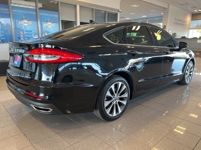 Ford Fusion Vehicle Full-screen Gallery Image 05