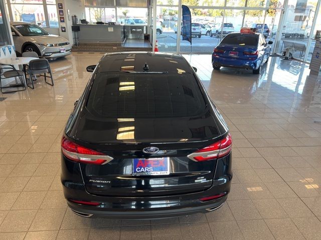 Ford Fusion Vehicle Full-screen Gallery Image 10